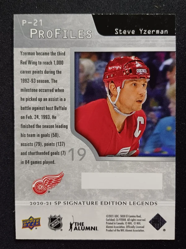 2020/2021 Upper Deck SP Signature Editions Legends ProFiles P-21 Steve Yzerman Inzert - Image 2